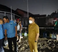 Wali Kota Pontianak Edi Rusdi Kamtono meninjau layanan air tawar di booster Perumnas III.