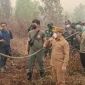 Gubernur Kalbar Ria Norsan turun ke lapangan meninjau penanganan karhutla di kawasan Parit H. Mukhsin, Kabupaten Kubu Raya, Selasa (1/9/2026).