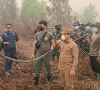 Gubernur Kalbar Ria Norsan turun ke lapangan meninjau penanganan karhutla di kawasan Parit H. Mukhsin, Kabupaten Kubu Raya, Selasa (1/9/2026).