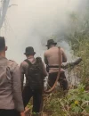 Tim gabungan memadamkan karhutla di kawasan Perumahan Adenia Ratri Residence, Kubu Raya. (Foto: Res-kkr)