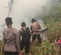 Tim gabungan memadamkan karhutla di kawasan Perumahan Adenia Ratri Residence, Kubu Raya. (Foto: Res-kkr)