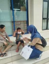 AIMI Kalbar membagikan masker kepada anak-anak di tengah kondisi kabut asap di Pontianak. Ist