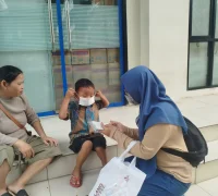 AIMI Kalbar membagikan masker kepada anak-anak di tengah kondisi kabut asap di Pontianak. Ist