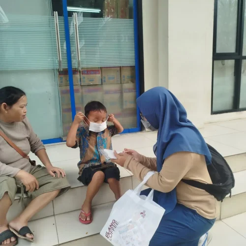 AIMI Kalbar membagikan masker kepada anak-anak di tengah kondisi kabut asap di Pontianak. Ist