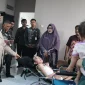 Wakil Wali Kota Pontianak Bahasan menyerahkan bantuan kursi roda khusus kepada warga di Pontianak.