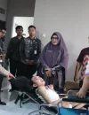 Wakil Wali Kota Pontianak Bahasan menyerahkan bantuan kursi roda khusus kepada warga di Pontianak.