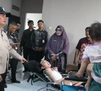 Wakil Wali Kota Pontianak Bahasan menyerahkan bantuan kursi roda khusus kepada warga di Pontianak.