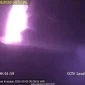 Gunung Anak Krakatau erupsi dengan fenomena lava fountain pada malam hari. (PVMBG)