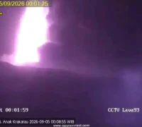 Gunung Anak Krakatau erupsi dengan fenomena lava fountain pada malam hari. (PVMBG)