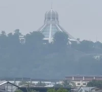 Kabut asap menyelimuti wilayah Sarawak dan berdampak pada aktivitas sekolah.