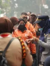Insan Maritim Peduli menyalurkan bantuan sembako dan air bersih kepada ojol dan warga Pontianak di tengah kabut asap.