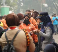 Insan Maritim Peduli menyalurkan bantuan sembako dan air bersih kepada ojol dan warga Pontianak di tengah kabut asap.