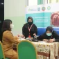 Tim fisioterapis RSUD SSMA Pontianak melakukan skrining kebugaran dan keseimbangan dalam kegiatan “Melangkah untuk Sehat”.
