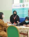 Tim fisioterapis RSUD SSMA Pontianak melakukan skrining kebugaran dan keseimbangan dalam kegiatan “Melangkah untuk Sehat”.