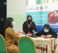 Tim fisioterapis RSUD SSMA Pontianak melakukan skrining kebugaran dan keseimbangan dalam kegiatan “Melangkah untuk Sehat”.