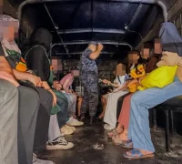 Operasi Ops Gegar JIM Kuching yang menahan 35 warga asing, termasuk warga Indonesia, di Sarawak. (Suara Sarawak)