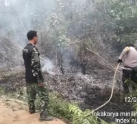 Tim gabungan menangani karhutla di Sungai Asam Kubu Raya. (res-kkr)
