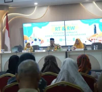 Sekretaris Daerah Kota Pontianak Amirullah ketika menjadi narasumber dalam peningkatan kapasitas RT/RW di Aula Sultan Syarif Abdurrahman Kantor Wali Kota Pontianak, Selasa (15/9/2026).