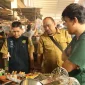 Kepala Diskumdag Pontianak Ibrahim memimpin penertiban kios dan los pedagang di Pasar Flamboyan