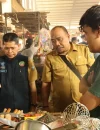 Kepala Diskumdag Pontianak Ibrahim memimpin penertiban kios dan los pedagang di Pasar Flamboyan