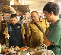 Kepala Diskumdag Pontianak Ibrahim memimpin penertiban kios dan los pedagang di Pasar Flamboyan