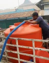 Mobil pikup berisi tong tengah diisi air bersih dari IPA 3 booster Imam Bonjol, Kantor Perumda Tirta Khatulistiwa untuk selanjutnya didistribusikan ke warga, Selasa (15/9/2026) sore.