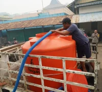 Mobil pikup berisi tong tengah diisi air bersih dari IPA 3 booster Imam Bonjol, Kantor Perumda Tirta Khatulistiwa untuk selanjutnya didistribusikan ke warga, Selasa (15/9/2026) sore.