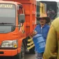 Pemkot Pontianak menyalurkan 9.000 liter air bersih kepada warga di Masjid Agung Al-Falah, Pontianak Barat.