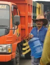 Pemkot Pontianak menyalurkan 9.000 liter air bersih kepada warga di Masjid Agung Al-Falah, Pontianak Barat.