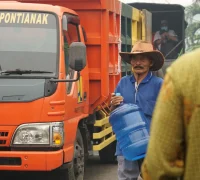 Pemkot Pontianak menyalurkan 9.000 liter air bersih kepada warga di Masjid Agung Al-Falah, Pontianak Barat.