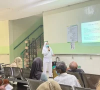Apoteker RSUD SSMA Pontianak Fikri Destari memberikan edukasi pencegahan diare saat kabut asap.