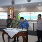 Wali Kota Pontianak Edi Rusdi Kamtono menandatangani pernyataan komitmen dalam agenda Expose dan FGD Pencegahan dan Penanganan Karhutla secara Komprehensif, Holistik dan Integral di Aula Sultan Syarif Abdurrahman Kantor Wali Kota Pontianak, Kamis (17/9/2026).