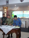 Wali Kota Pontianak Edi Rusdi Kamtono menandatangani pernyataan komitmen dalam agenda Expose dan FGD Pencegahan dan Penanganan Karhutla secara Komprehensif, Holistik dan Integral di Aula Sultan Syarif Abdurrahman Kantor Wali Kota Pontianak, Kamis (17/9/2026).