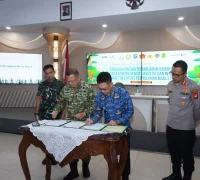 Wali Kota Pontianak Edi Rusdi Kamtono menandatangani pernyataan komitmen dalam agenda Expose dan FGD Pencegahan dan Penanganan Karhutla secara Komprehensif, Holistik dan Integral di Aula Sultan Syarif Abdurrahman Kantor Wali Kota Pontianak, Kamis (17/9/2026).