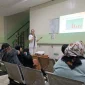 Perawat RSUD Sultan Syarif Mohamad Alkadrie, Afrilia memberikan edukasi tentang diare pada anak, (17/9/2026).