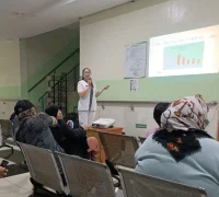 Perawat RSUD Sultan Syarif Mohamad Alkadrie, Afrilia memberikan edukasi tentang diare pada anak, (17/9/2026).