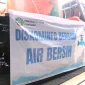 Diskominfo Kota Pontianak menyalurkan 2.000 liter air bersih kepada warga Gajah Mada 5 di tengah musim kemarau.