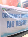 Diskominfo Kota Pontianak menyalurkan 2.000 liter air bersih kepada warga Gajah Mada 5 di tengah musim kemarau.
