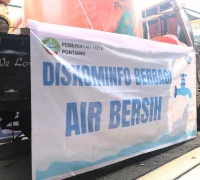 Diskominfo Kota Pontianak menyalurkan 2.000 liter air bersih kepada warga Gajah Mada 5 di tengah musim kemarau.