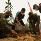 Wali Kota Pontianak Edi Rusdi Kamtono menanam pohon bersama dalam rangka HUT TNI di Jalan Purnama Dalam, Sabtu (19/9/2026).