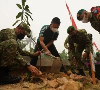 Wali Kota Pontianak Edi Rusdi Kamtono menanam pohon bersama dalam rangka HUT TNI di Jalan Purnama Dalam, Sabtu (19/9/2026).