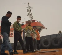 Wali Kota Pontianak Edi Rusdi Kamtono saat memonitoring proses bongkar muat air tawar di intake Parit Mayor, Sabtu (19/9/2026).