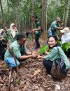 Delegasi Untan menanam 100 bibit engkabang jantong di Hutan Simpan Sabal, Sarawak. (Foto: Suara Sarawak)