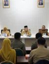 Sekretaris Daerah Kota Pontianak Amirullah ketika membuka Sosialisasi Penerapan Standar Pelayanan Minimal (SPM) Pemerintah Kota Pontianak di Ruang Rapat Wali Kota Pontianak, Selasa (22/9/2026).