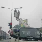 Petugas Dishub Pontianak memperbaiki lampu lalu lintas di simpang Diponegoro-Gajah Mada setelah kabel dicuri.