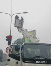 Petugas Dishub Pontianak memperbaiki lampu lalu lintas di simpang Diponegoro-Gajah Mada setelah kabel dicuri.