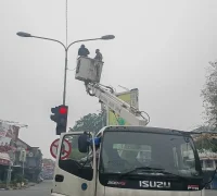 Petugas Dishub Pontianak memperbaiki lampu lalu lintas di simpang Diponegoro-Gajah Mada setelah kabel dicuri.