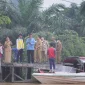 Wali Kota Pontianak Edi Rusdi Kamtono saat melihat langsung kawasan Biong, Kubu Raya yang dikaji sebagai sumber air baku alternatif Perumda Tirta Khatulistiwa, Selasa (22/9/2026) sore.