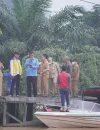 Wali Kota Pontianak Edi Rusdi Kamtono saat melihat langsung kawasan Biong, Kubu Raya yang dikaji sebagai sumber air baku alternatif Perumda Tirta Khatulistiwa, Selasa (22/9/2026) sore.