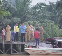 Wali Kota Pontianak Edi Rusdi Kamtono saat melihat langsung kawasan Biong, Kubu Raya yang dikaji sebagai sumber air baku alternatif Perumda Tirta Khatulistiwa, Selasa (22/9/2026) sore.